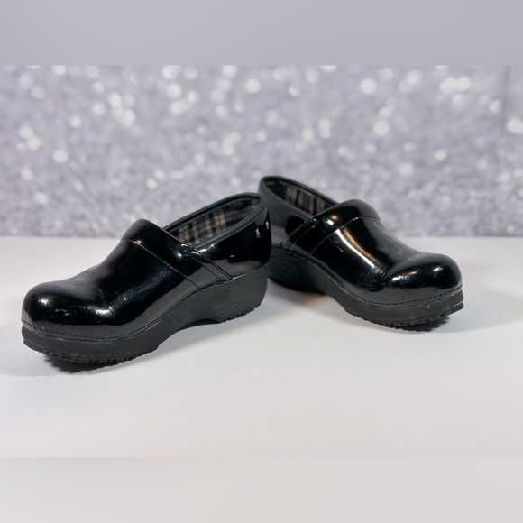 🌱 Sketchers Work Slip Resistant Black Patent Leather Clogs, Sz 6, Super Cute!! - Picture 1 of 5